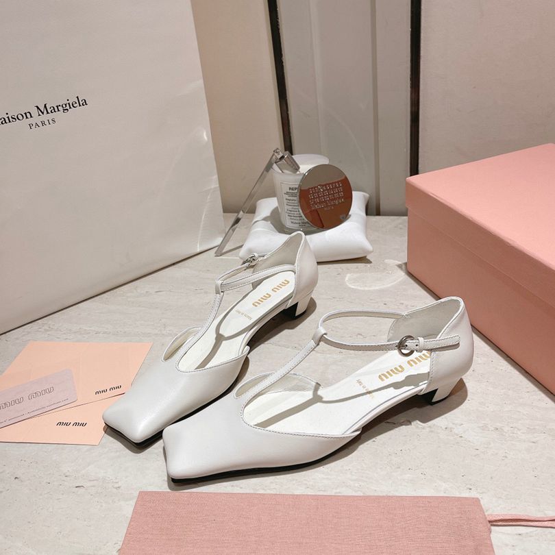 B8168310 MIU 春夏款复古方头粗跟凉拖 35-39