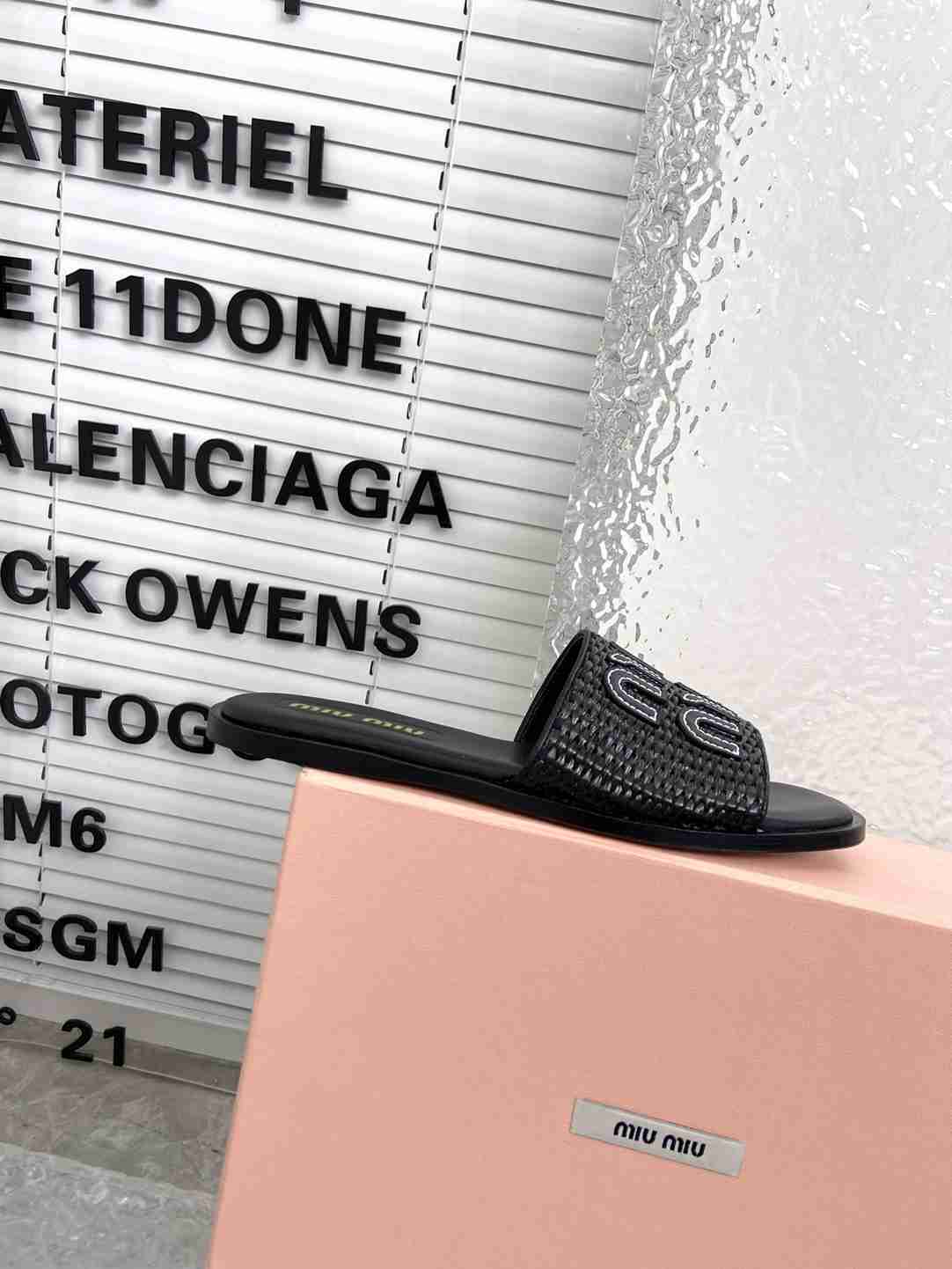 B8202300 Miumiu缪缪春夏款平底拖鞋 35-39