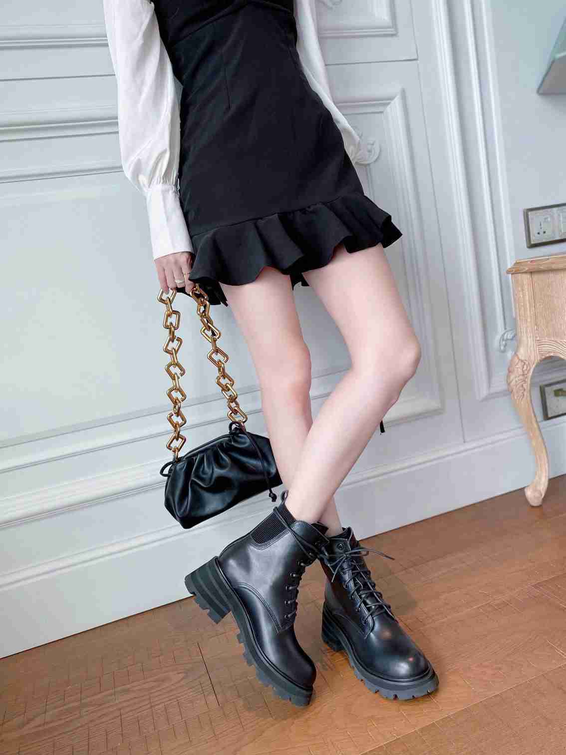 5741290 经典款巴尔曼时尚百搭马丁靴 码数：35～40标码