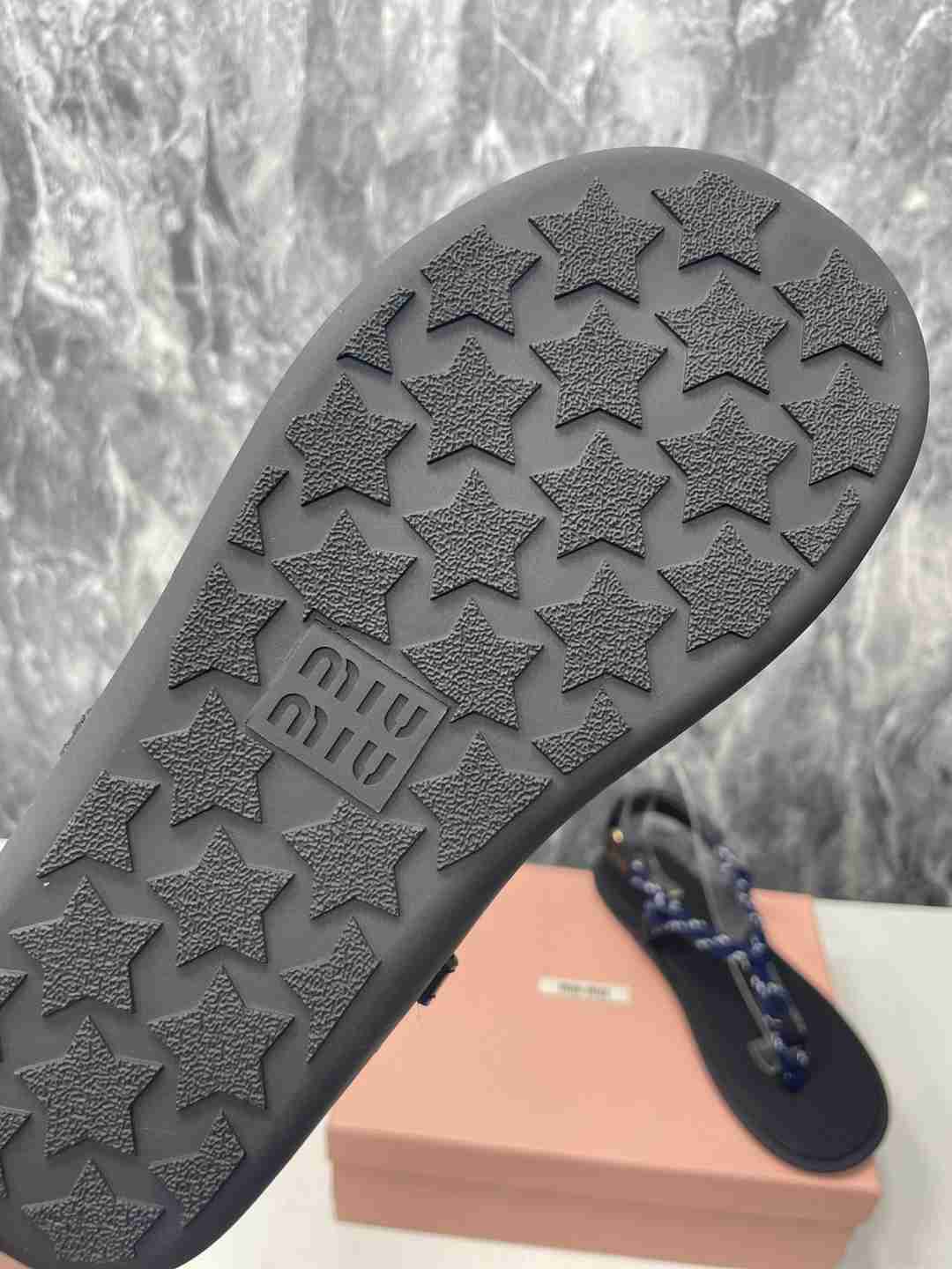 B8115200 *缪缪全球最火夹趾凉鞋 35-4