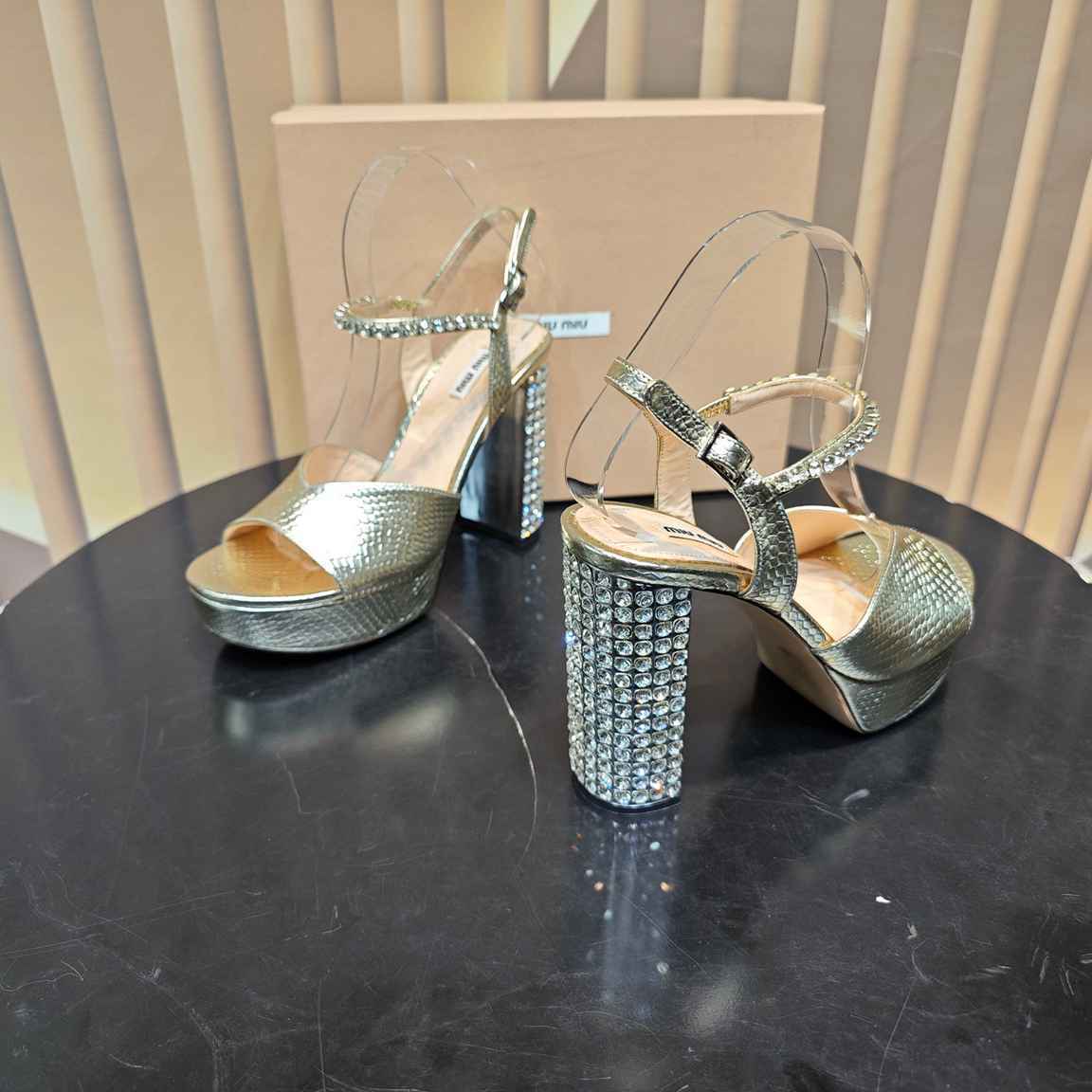 B8126350 MiUMiU时尚凉鞋 35-40