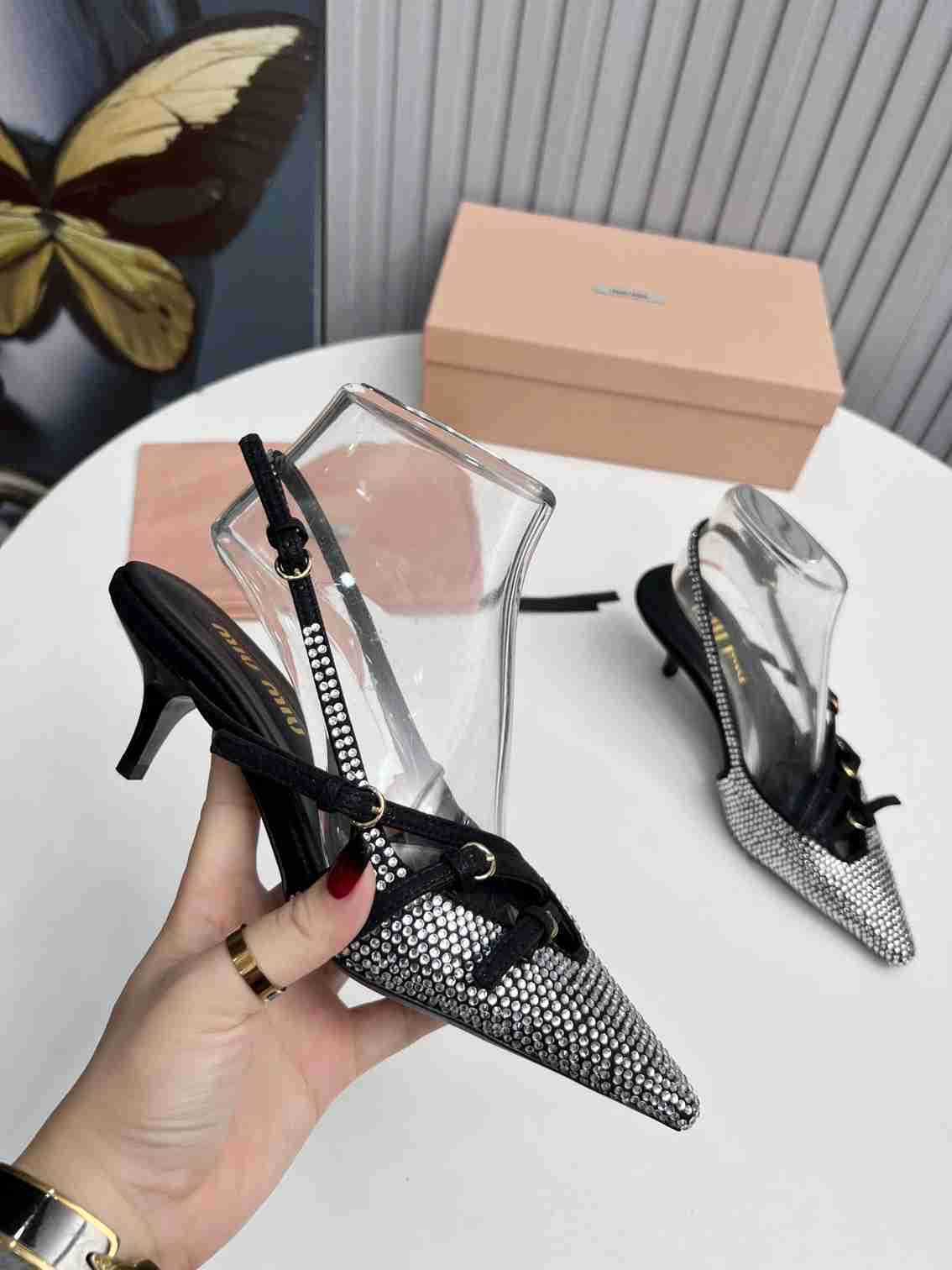 Ar5730330【MIU MIU】时尚凉鞋 35-39