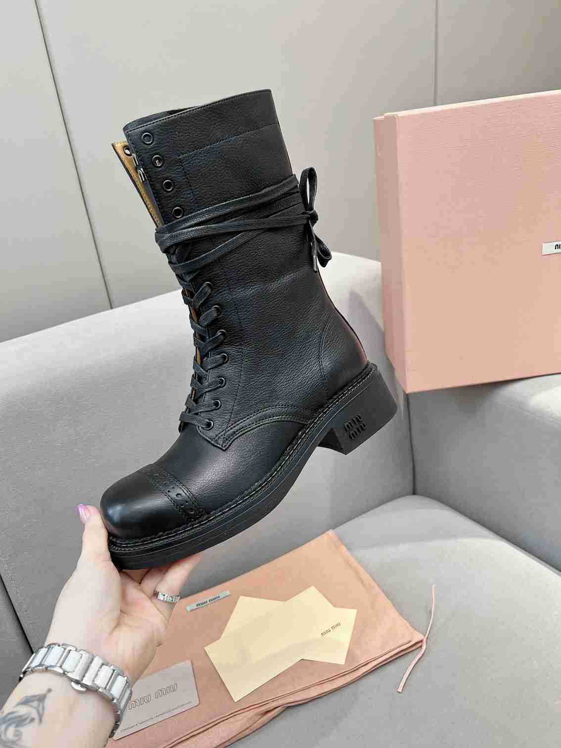 B8115380 最高版本 Miumiu 秋冬走秀新款复古机车靴 35-39