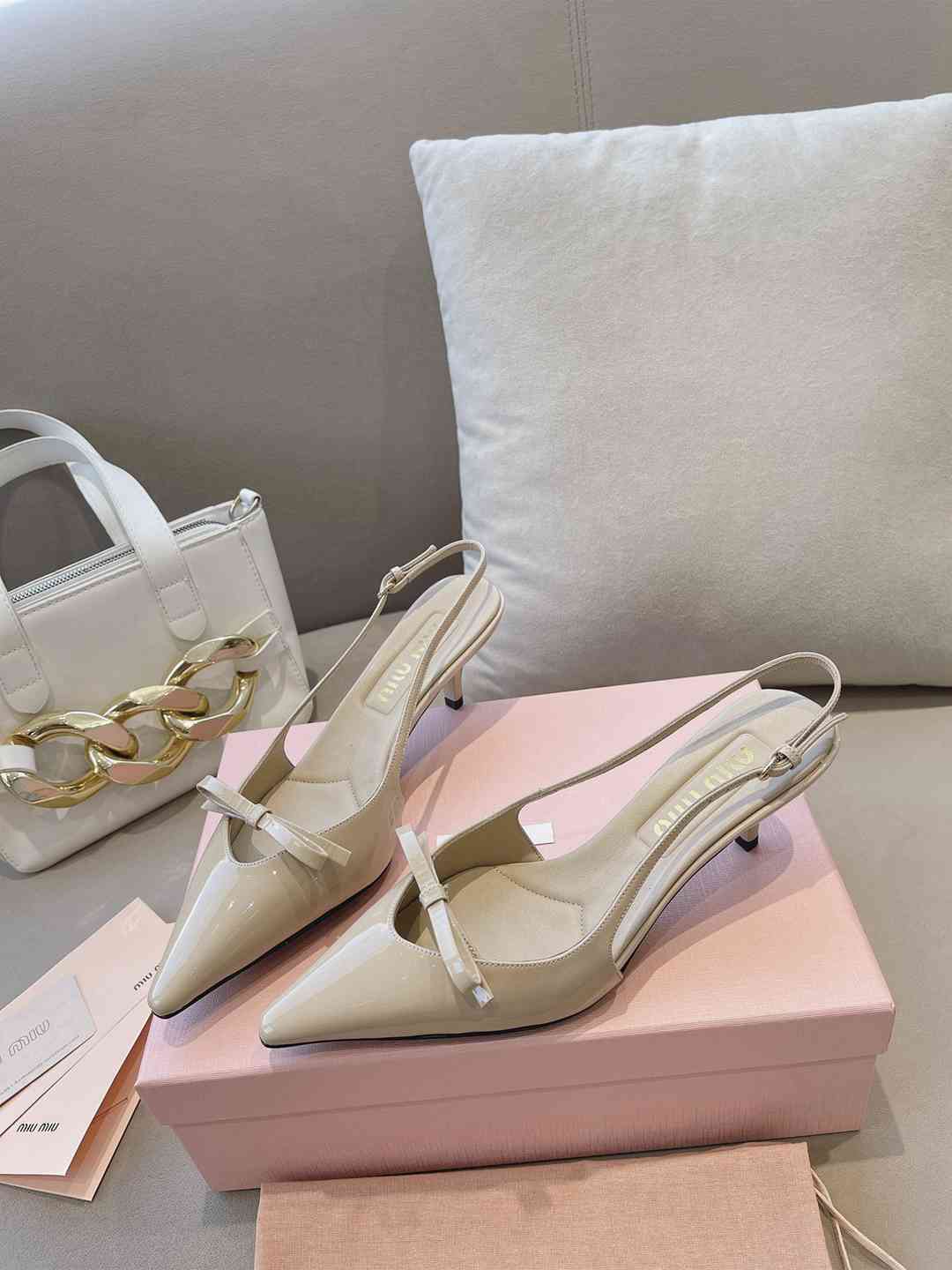 B8115300 高版本 MiuMiu*缪缪 春夏大热走秀款·小猫跟单鞋 35-39