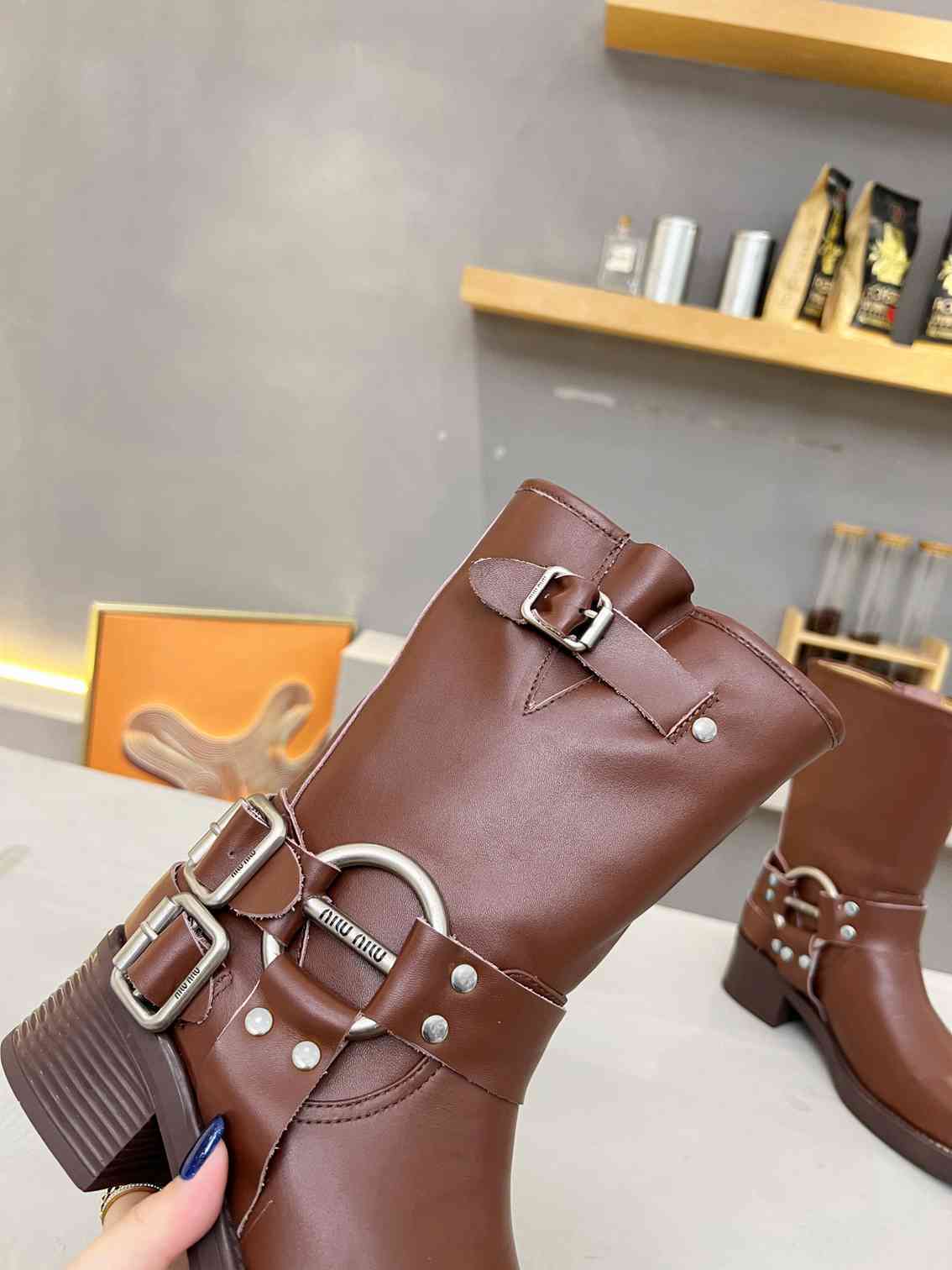 B8130 8128310 MIU家秋冬款女靴 码数35－40 （皮面 牛反绒