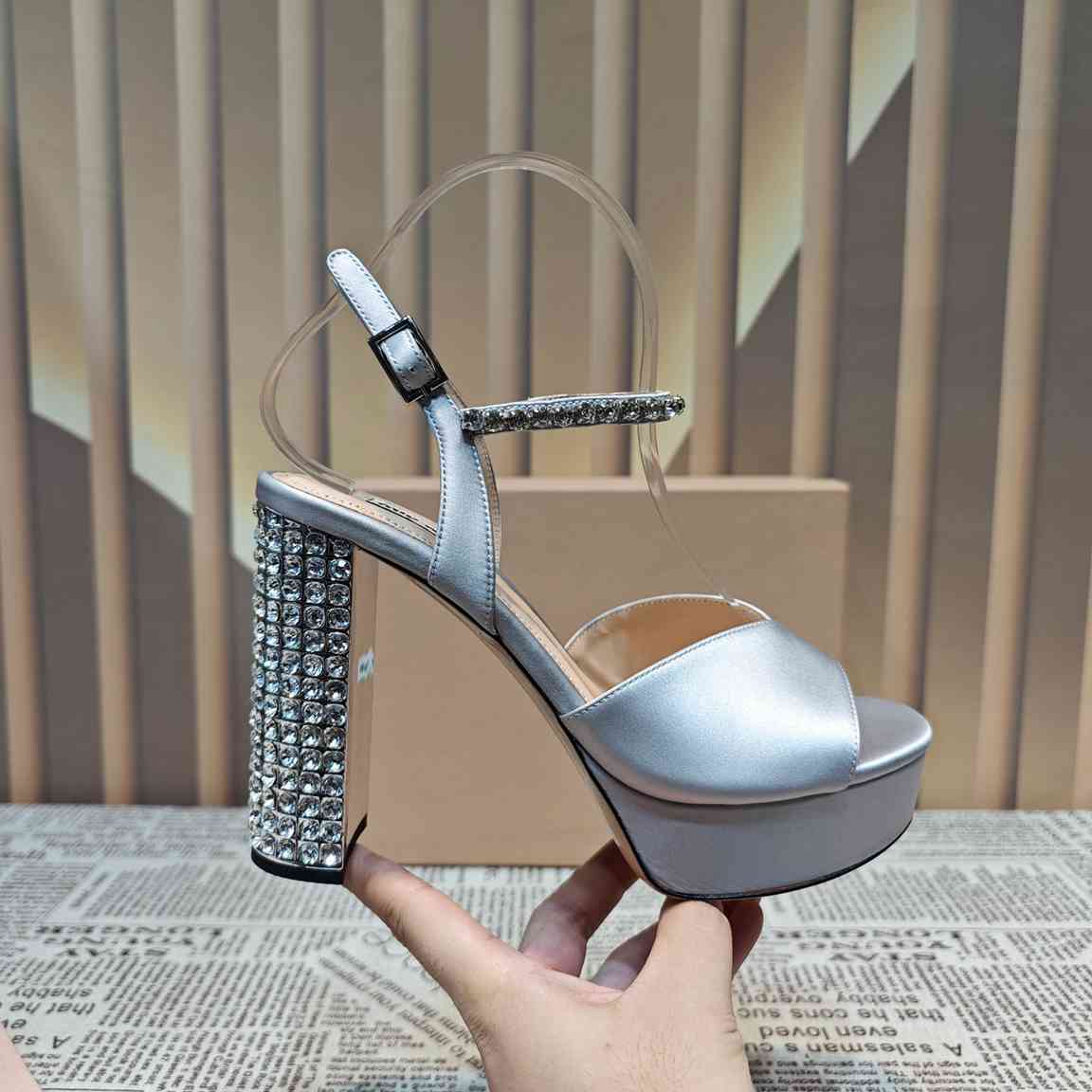 B8126350 MiUMiU时尚款凉鞋 35-40