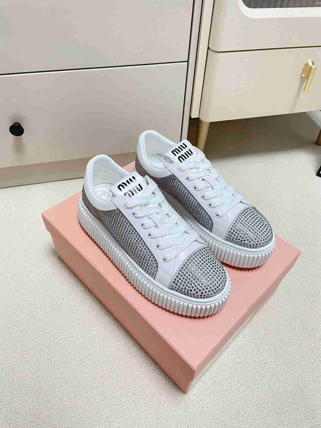 B8168330 顶级版本 MIUMIU经典满水钻低帮厚底饼干小白鞋 35-39