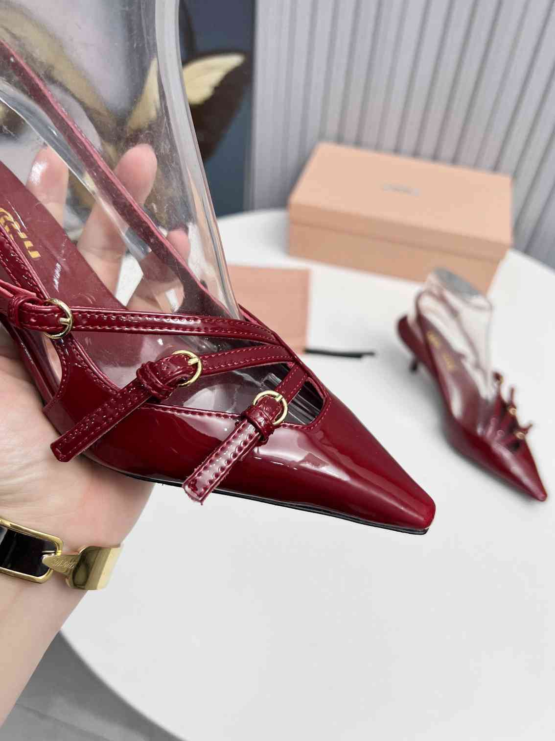 Ar5730280【MIU MIU】 时尚凉鞋 35-39