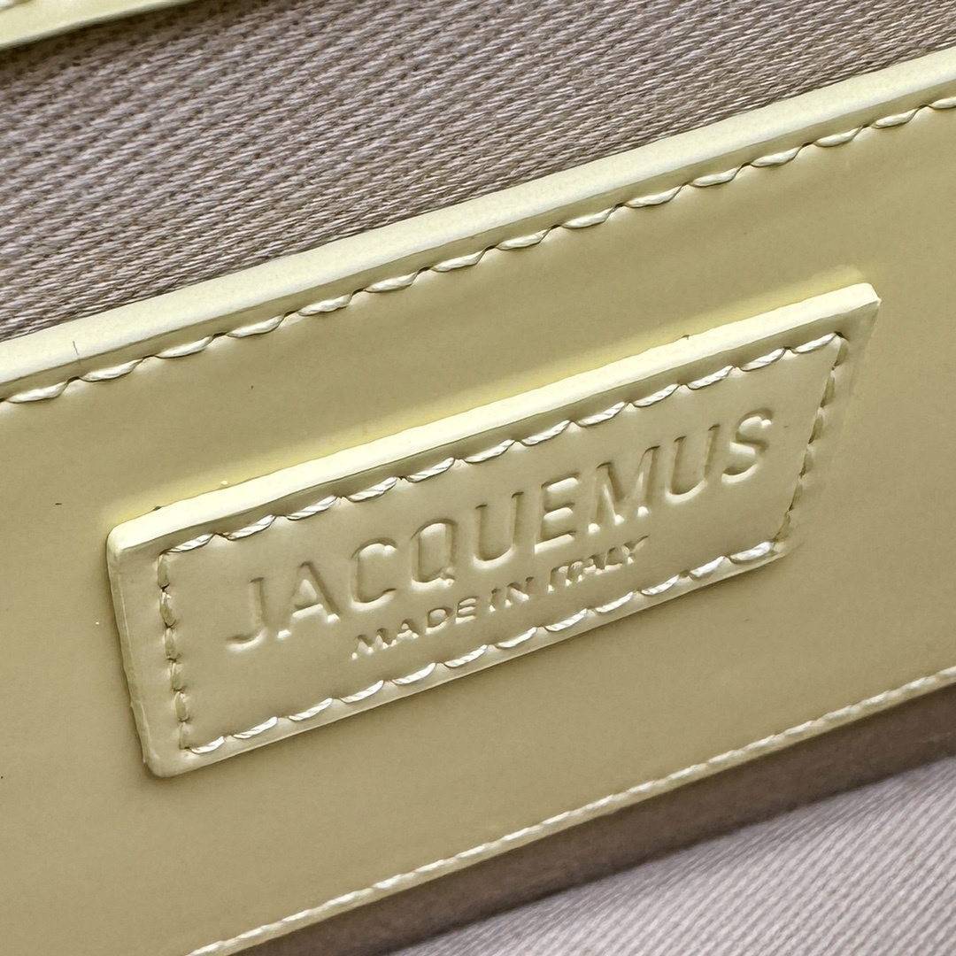 JACQUEMUS 240
