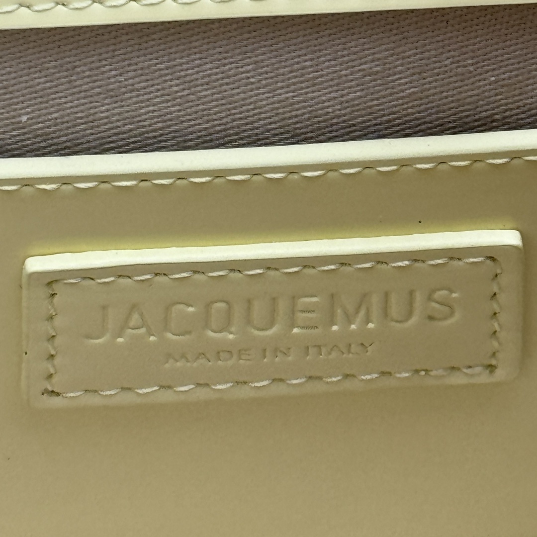 JACQUEMUS 239